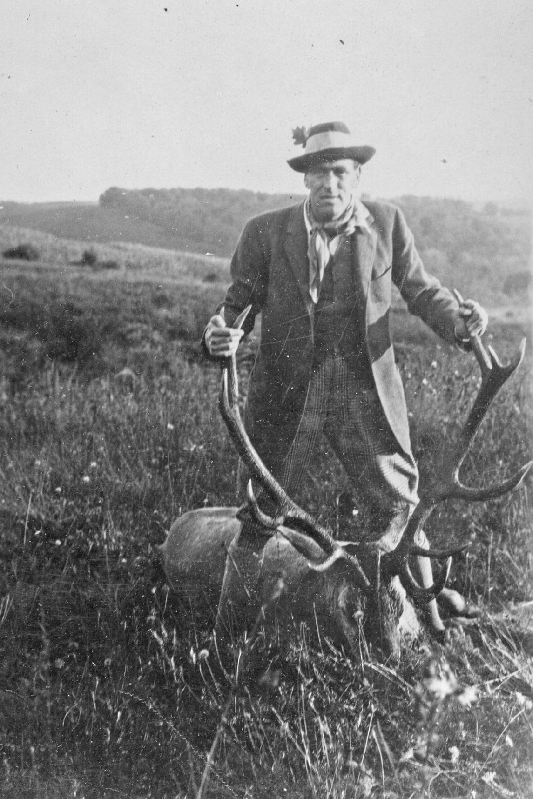 Kőröshegyen 100. szarvasbikájával, 1930
