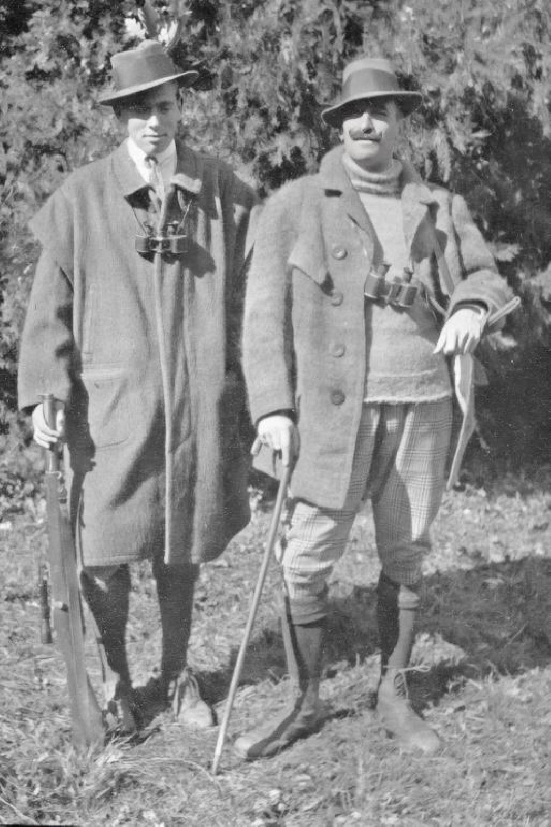 Széchenyi Zsigmond első szarvasvadászatán édesapjával. Bakonynána, 1915
