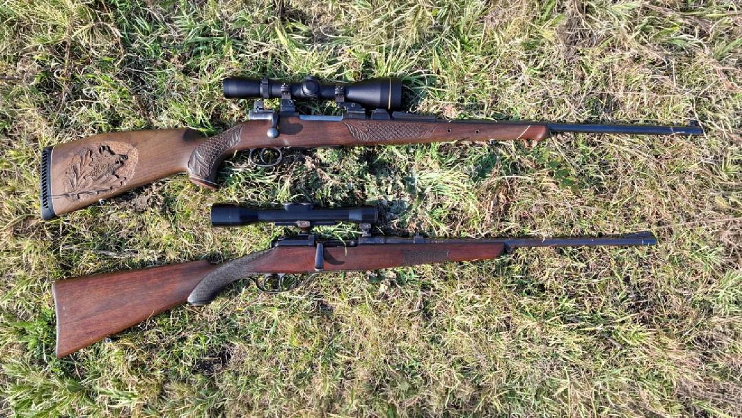 fotók: Tőtös Lehel - Hat és felesek egymás között, felül a saját „Gusztim”, alul a Schönauer. Amennyivel hátrébb van a távcsöve, annyival nagyobbat koppint az ember orrára…